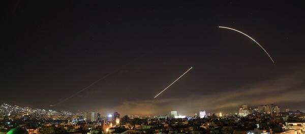 Missiles streak across the Damascus skyline as the U.S. launches an attack on Syria targeting different parts of the capital, early Saturday, April 14, 2018. Syria's capital has been rocked by loud explosions that lit up the sky with heavy smoke as U.S. President Donald Trump announced airstrikes in retaliation for the country's alleged use of chemical weapons. - Sputnik Moldova