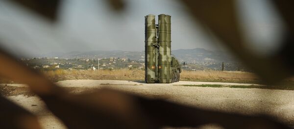 Зенитно-ракетный комплекс С-400 во время заступления на боевое дежурство на российской авиабазе Хмеймим для обеспечения безопасности полетов российской авиагруппы в Сирии Зенитно-ракетный комплекс С-400 во время заступления на боевое дежурство на российской авиабазе Хмеймим для обеспечения безопасности полетов российской авиагруппы в Сирии - Sputnik Молдова