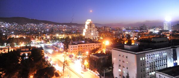 O rachetă este văzută trecând peste Damasc - Sputnik Moldova