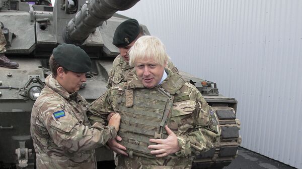 British Foreign Secretary Boris Johnson, right, has a flack jacket adjusted by an unidentified serviceman while visiting a NATO military unit outside Tallinn, Estoni - Sputnik Moldova-România