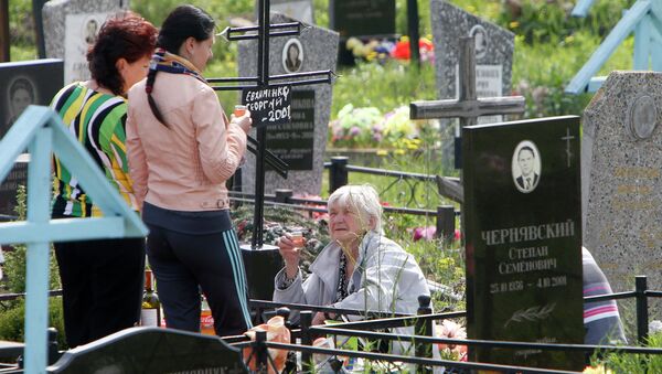 Посещение кладбищ в день Радоницы - Sputnik Молдова