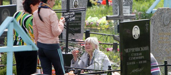 Посещение кладбищ в день Радоницы - Sputnik Молдова