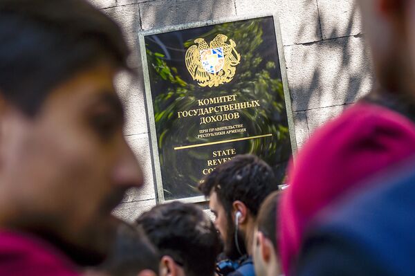 Активисты заблокировали вход в здание Комитета гос.доходов (17 апреля 2018). Ереван Активисты заблокировали вход в здание Комитета гос.доходов (17 апреля 2018). Ереван - Sputnik Молдова