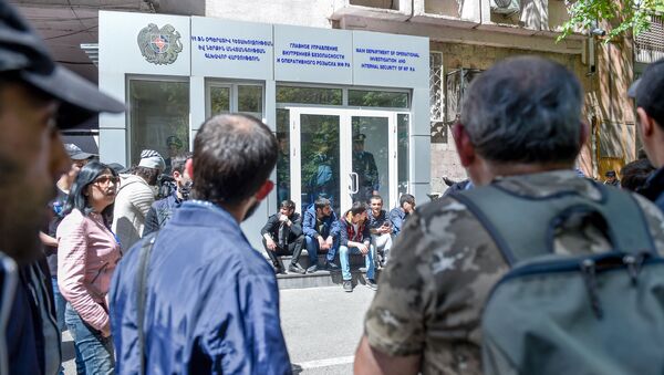 Активисты заблокировали вход в здание Главного управления внутренней безопасности и оперативного розыска МФ РА (17 апреля 2018). Ереван - Sputnik Молдова
