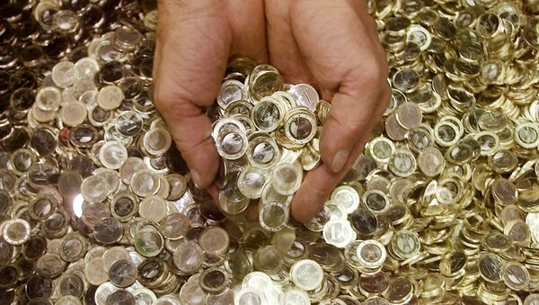 An employee of the national German mint Staatliche Muenze in Berlin holds some Euro coins on Wednesday, Aug. 29, 2001 - Sputnik Moldova-România