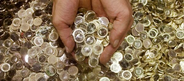 An employee of the national German mint Staatliche Muenze in Berlin holds some Euro coins on Wednesday, Aug. 29, 2001 - Sputnik Moldova-România