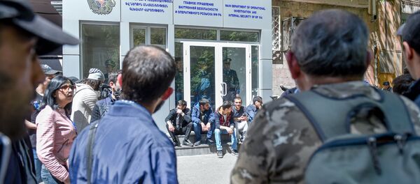 Активисты заблокировали вход в здание Главного управления внутренней безопасности и оперативного розыска МФ РА (17 апреля 2018). Ереван - Sputnik Moldova