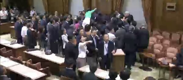 Японские парламентарии устроили потасовку из-за законопроекта о самообороне - Sputnik Молдова
