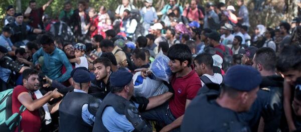 Беженцы пытаются пересечь полицейский кардон в Хорватии - Sputnik Молдова