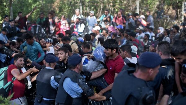 Беженцы пытаются пересечь полицейский кардон в Хорватии - Sputnik Молдова