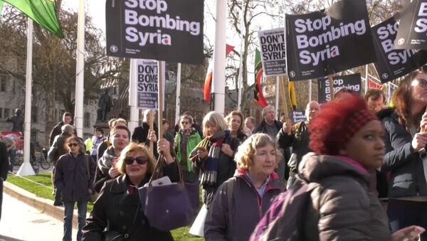 В Великобритании и США прошли протесты против ударов по Сирии - Sputnik Молдова