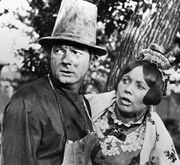 Георгий Вицин в роли Бальзаминова (слева) и Лидия Смирнова в роли свахи (справа) в фильме Женитьба Бальзаминова (режиссер Константин Воинов) - Sputnik Молдова