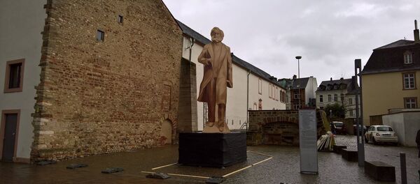 A wooden representation of the planned Karl Marx statue stands in Trier - Sputnik Moldova-România