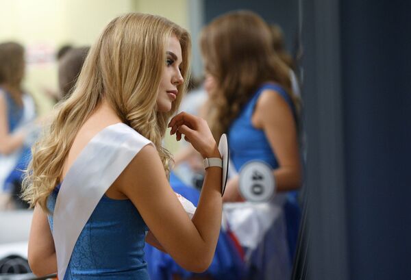 Одна из финалисток конкурса Мисс Россия-2018 в гримерной перед началом конкурса в концертном зале Барвиха - Sputnik Молдова