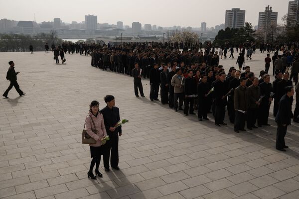 Возложение цветов к статуям лидеров КНДР Ким Ир Сена и Ким Чен Ира в Пхеньяне - Sputnik Молдова