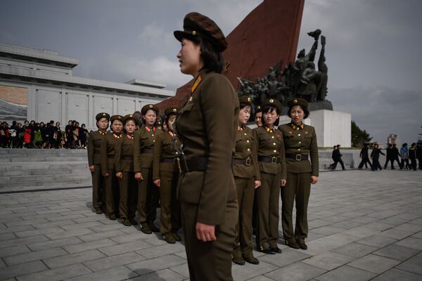 Северокорейские военные напротив скульптур лидеров КНДР Ким Ир Сена и Ким Чен Ира в Пхеньяне - Sputnik Молдова