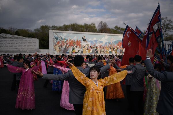 Массовый танец во время празднования Дня Солнца в Пхеньяне - Sputnik Молдова