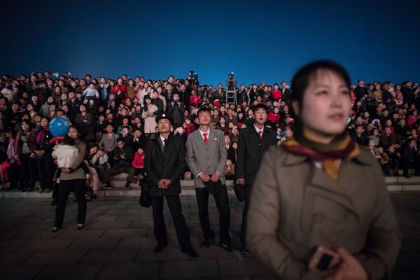 Жители во время салюта в честь празднования дня рождения основателя северокорейского государства Ким Ир Сена в Пхеньяне - Sputnik Молдова