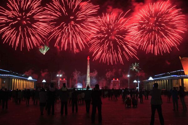 Салют в честь празднования дня рождения основателя северокорейского государства Ким Ир Сена в Пхеньяне - Sputnik Молдова