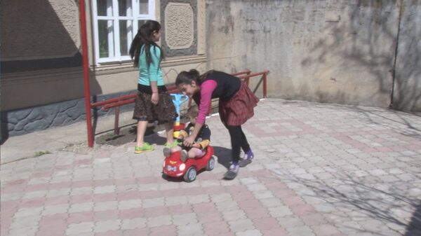 Дети из семьи Урсу играют во дворе нового дома Дети из семьи Урсу играют во дворе нового дома - Sputnik Молдова