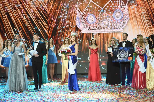 În centru: Miss Russia 2018, Iulia Polyacihina. Înmânarea premiilor - Sputnik Moldova-România
