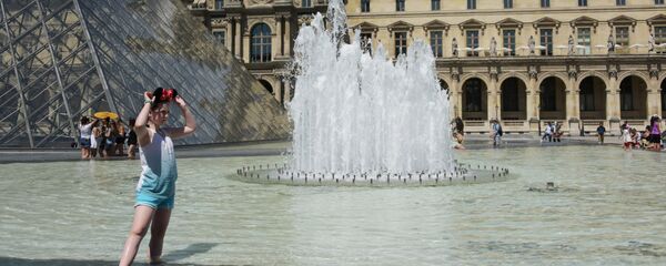 Фонтан перед зданием Лувра (на дальнем плане - крыло Ришелье) в Париже. - Sputnik Moldova-România