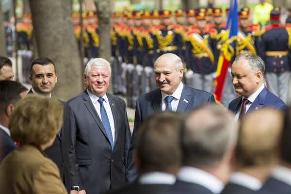 Александр Лукашенко знакомится с помощниками президента Молдовы - Sputnik Молдова