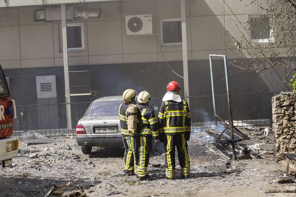 Пожарные внимательно осматривают результаты своей работы. - Sputnik Молдова
