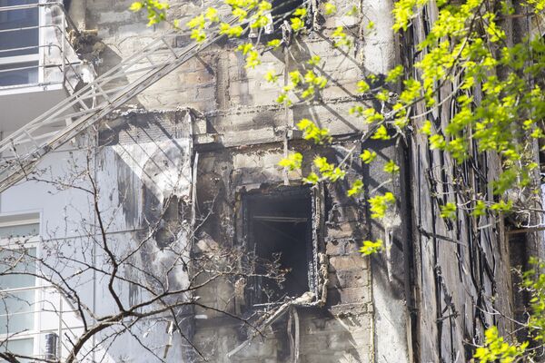 Зияющие тьмой копоти окна здания. - Sputnik Молдова