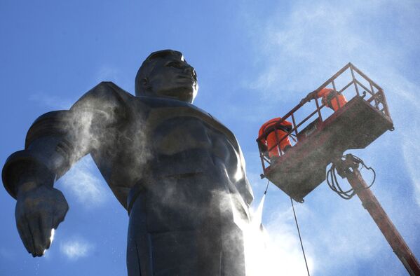 Мойка памятника космонавту Юрию Гагарину в Москве - Sputnik Молдова