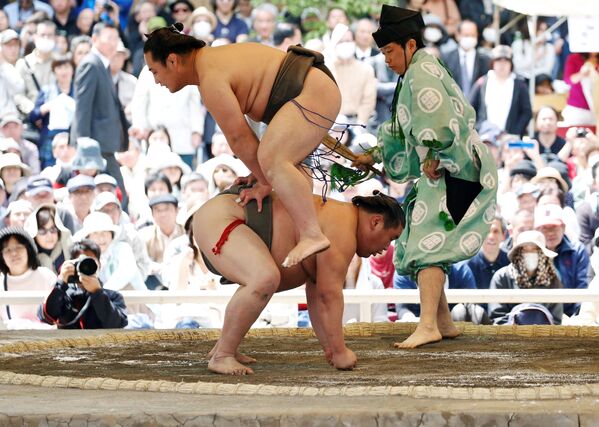Сумоисты во время показательного боя на турнире по сумо в синтоистском святилище Ясукуни в Токио - Sputnik Молдова