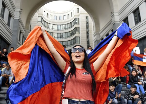 Участница акции протеста сторонников оппозиции в Ереване - Sputnik Молдова