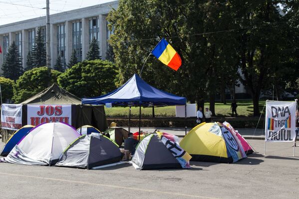 Своей палаткой на площади застолбили место сторонники присоединения Молдовы к Румынии, но и они безмолвствуют. - Sputnik Молдова