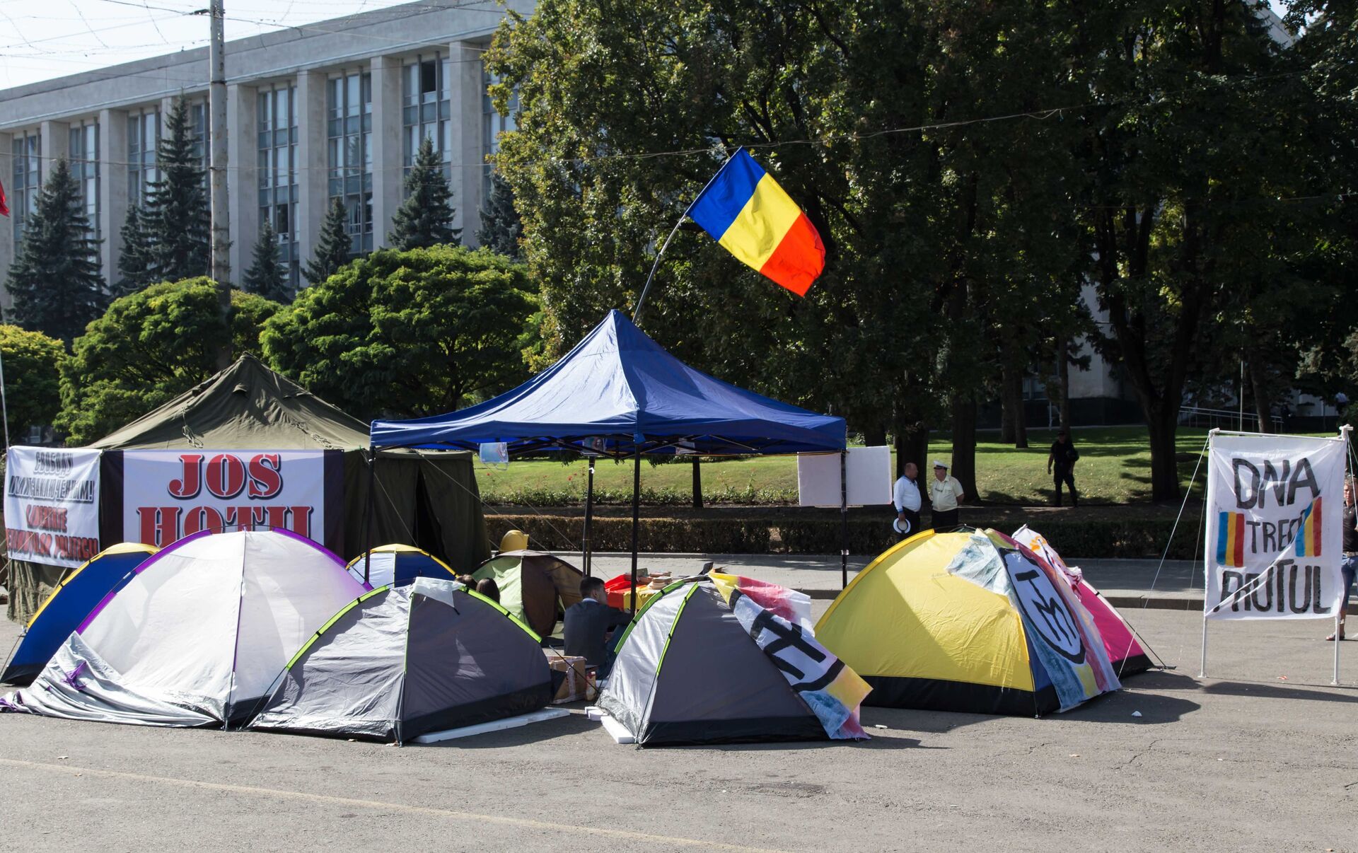 Палаточный городок в Кишиневе. Палаточный городок "Алые паруса". Протесты в Молдове палатки. Палаточный городок протест.