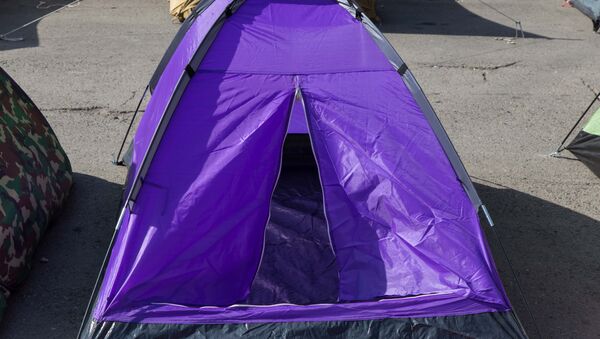Необжитая палатка - частое явление в городке в последнее время. - Sputnik Молдова