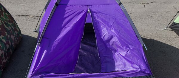 Необжитая палатка - частое явление в городке в последнее время. - Sputnik Moldova