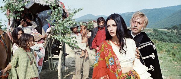 Актриса Светлана Тома в роли Рады в эпизоде из фильма Эмиля Лотяну Табор уходит в небо. - Sputnik Молдова