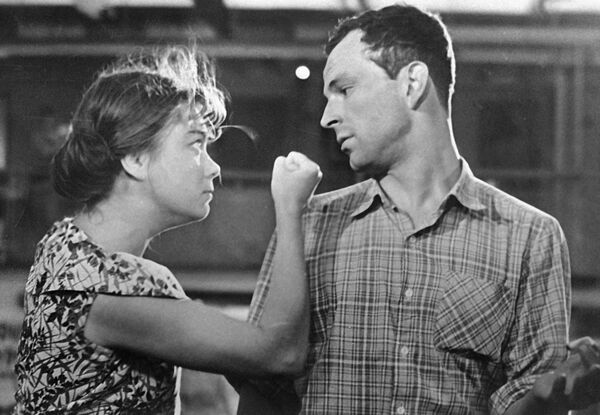 Актеры Нина Дорошина и Игорь Васильев в художественном фильме Строится мост Актеры Нина Дорошина и Игорь Васильев в художественном фильме Строится мост - Sputnik Молдова