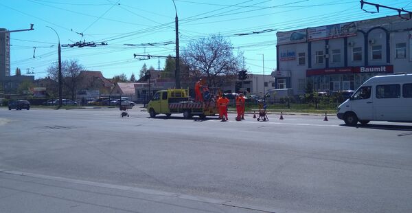 Рабочие рисуют дорожную разметку в Кишиневе - Sputnik Молдова