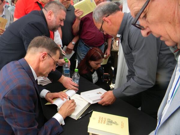 Președintele Academiei Române dând autografe la lansarea noii sale lucrări Președintele Academiei Române dând autografe la lansarea noii sale lucrări - Sputnik Moldova-România