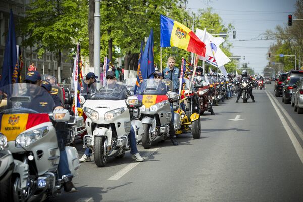 Pe motociclete flutură drapelele de stat și ale cluburilor sportive din Republica Moldova - Sputnik Moldova