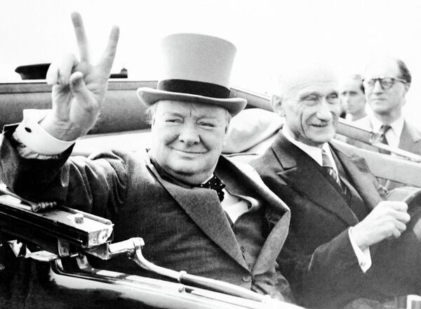 Former British Prime Minister Winston Churchill, gives his world famous V-sign - Sputnik Молдова