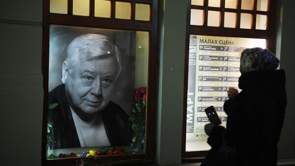 Цветы у портрета Олега Табакова возле главного входа в МХТ им. А.П. Чехова - Sputnik Молдова