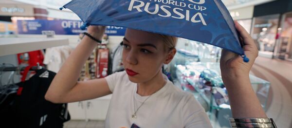 Девушка с зонтиком в официальном магазине в Калининграде по продаже сувениров и атрибутики к чемпионату мира по футболу 2018 в России Девушка с зонтиком в официальном магазине в Калининграде по продаже сувениров и атрибутики к чемпионату мира по футболу 2018 в России - Sputnik Молдова