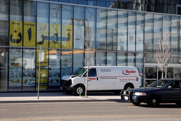 Camioneta care a intrat în mulțime la Toronto și magazinul arăbesc în fața căreia a rămas Camioneta care a intrat în mulțime la Toronto și magazinul arăbesc în fața căreia a rămas - Sputnik Moldova-România