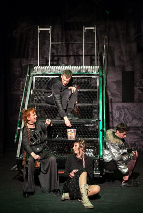 Спектакль Мамаша Кураж и ее дети в постановке театра С улицы Роз - Sputnik Молдова