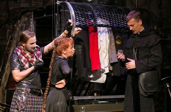 Спектакль Мамаша Кураж и ее дети в постановке театра С улицы Роз - Sputnik Молдова