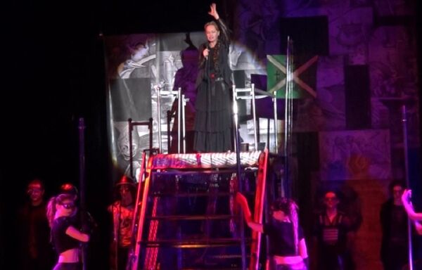 Спектакль Мамаша Кураж и ее дети в постановке театра С улицы Роз - Sputnik Молдова