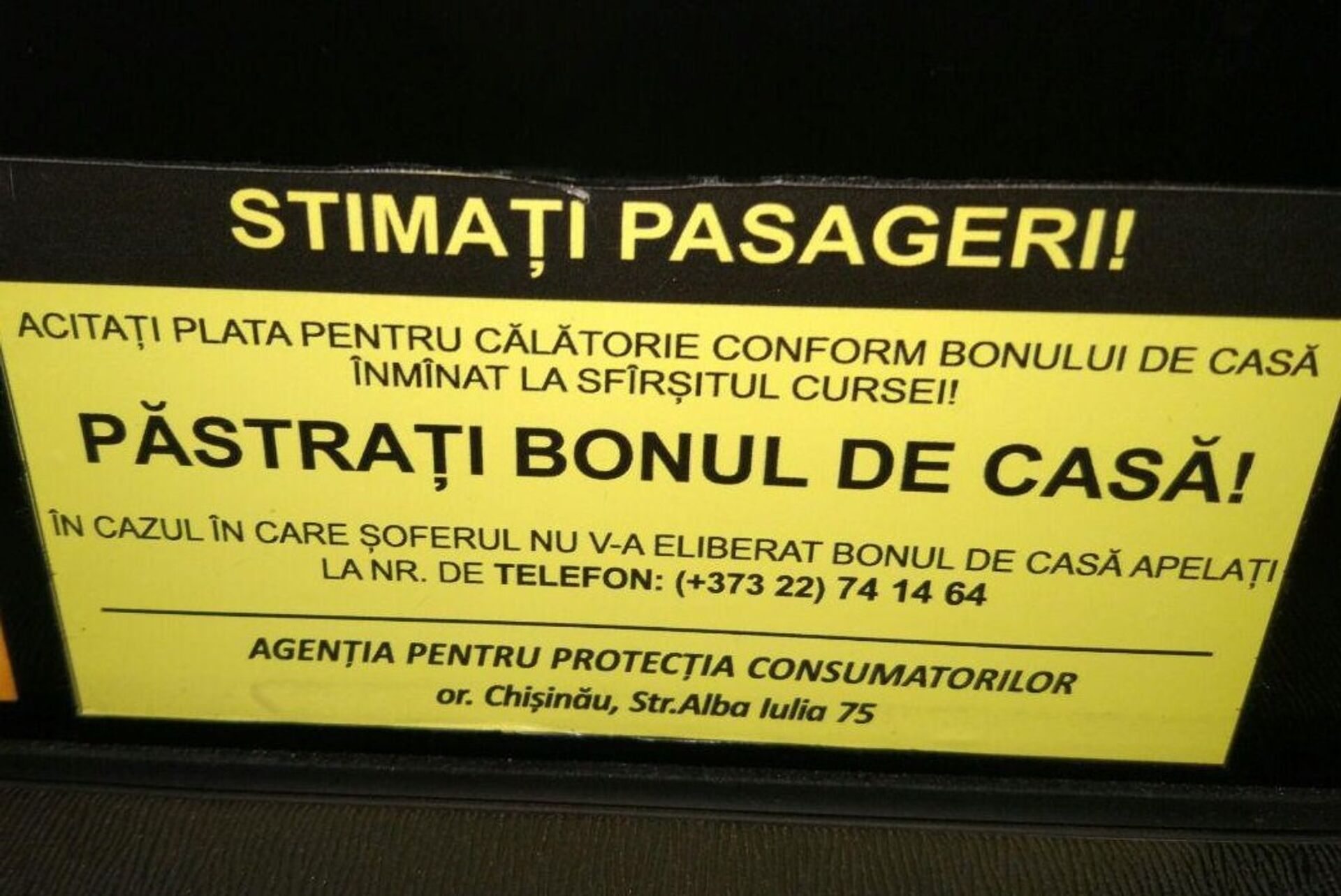 Объявление в такси Уважаемые пассажиры, оплачивайте поездку согласно чеку, который выдается в конце рейса - Sputnik Молдова, 1920, 20.08.2021
