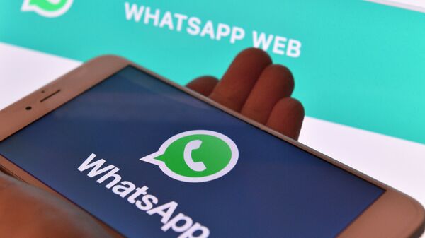 Иконка мессенджера WhatsApp на экране смартфона и веб-страница на экране компьютера - Sputnik Молдова
